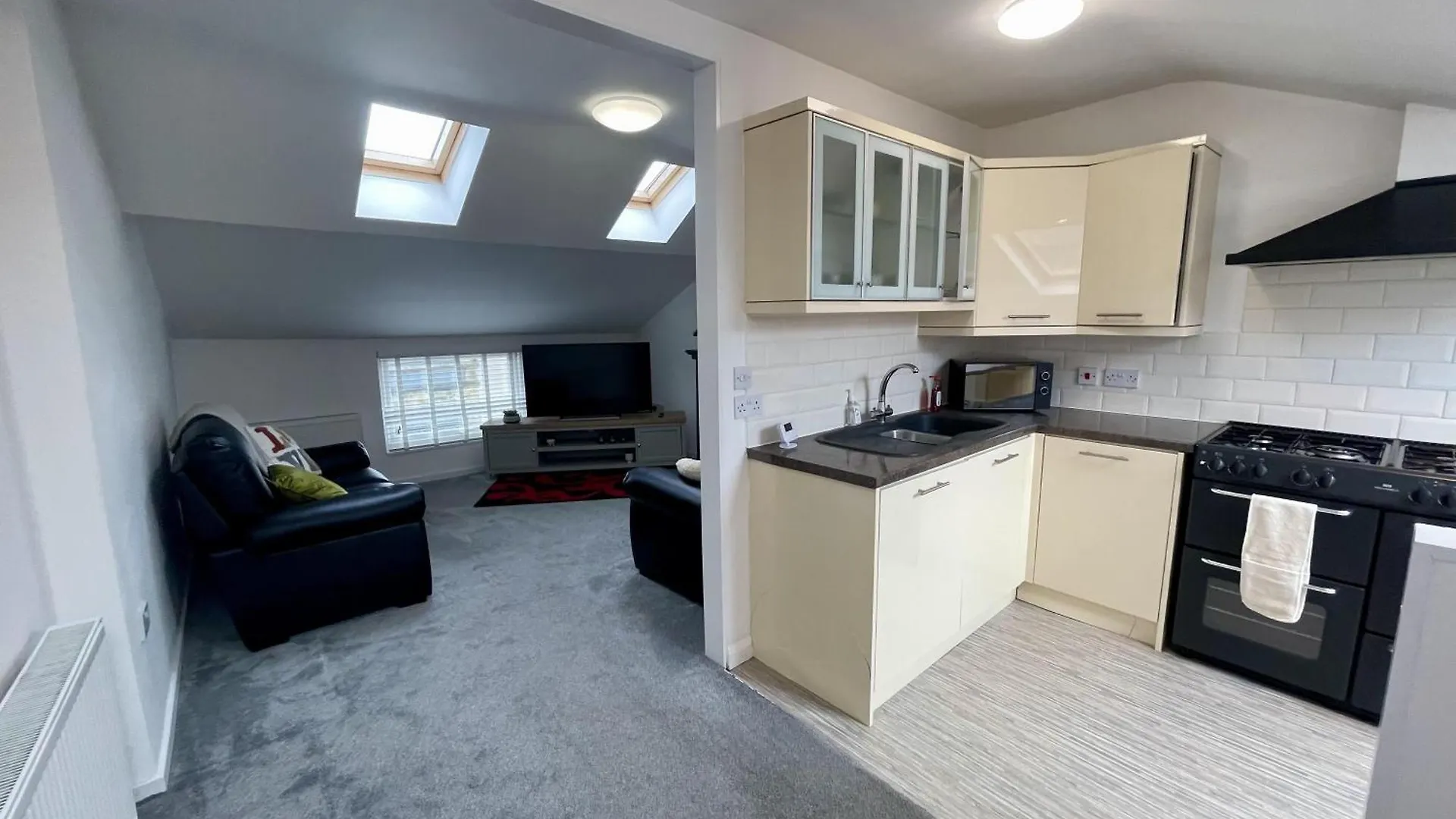 Impeccable 2-Bed Apartment In Scarborough