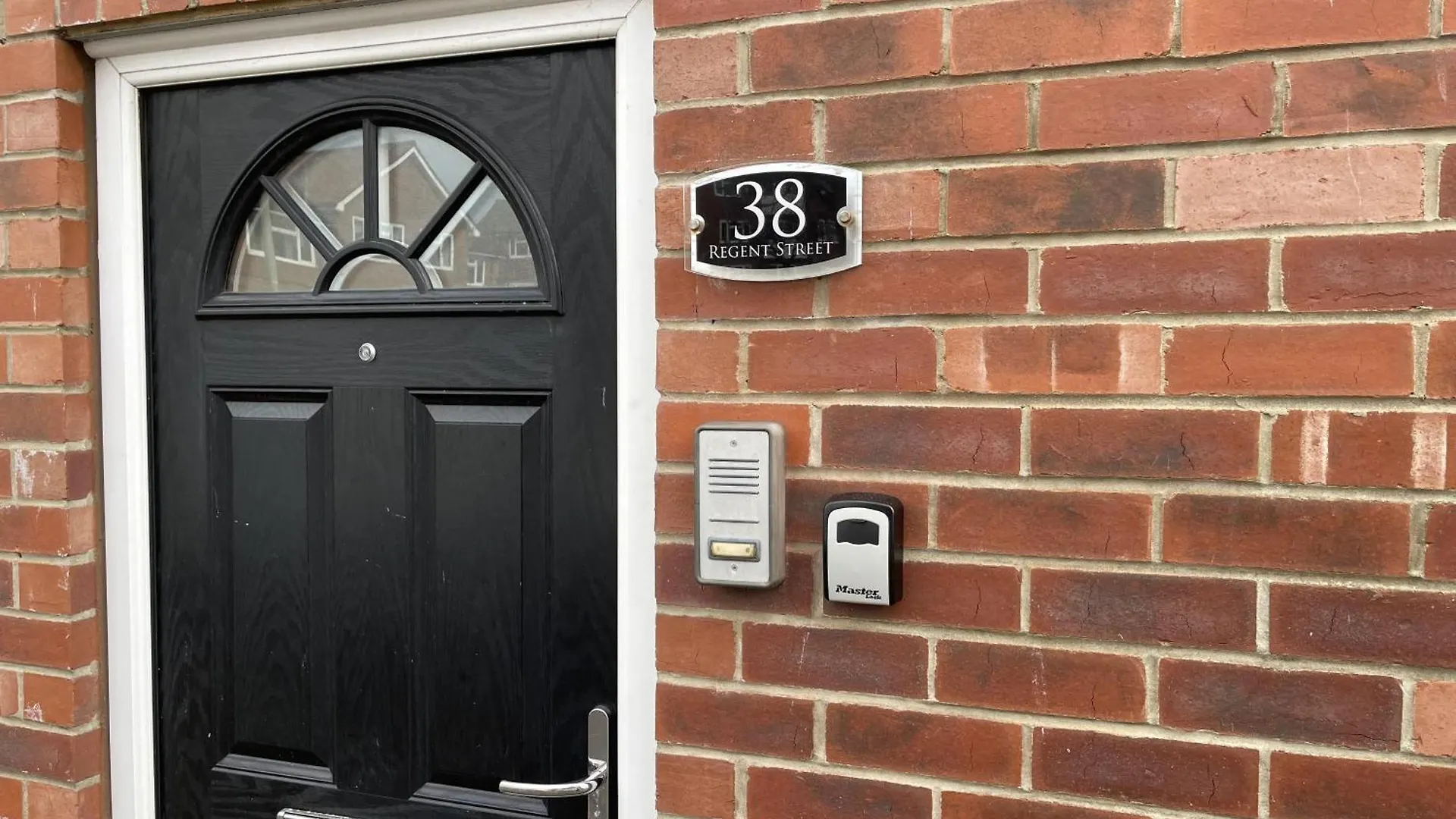 Impeccable 2-Bed Apartment In Scarborough