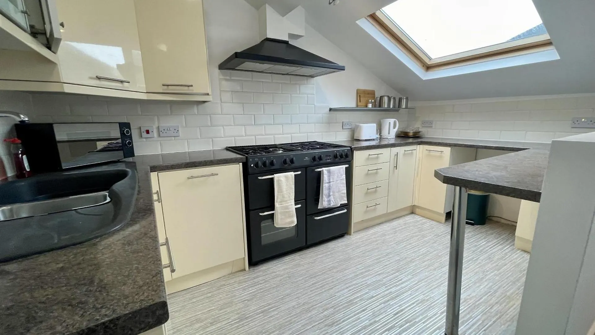 Impeccable 2-Bed Apartment In Scarborough