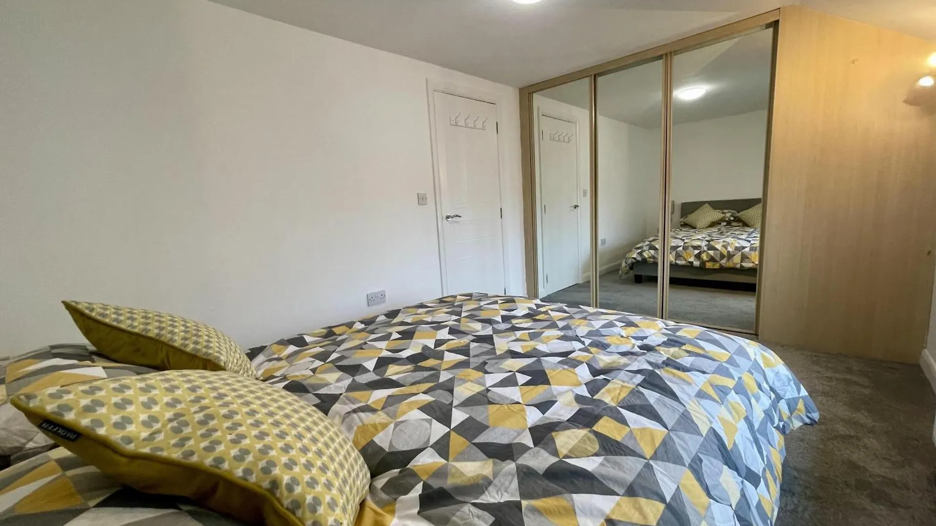Impeccable 2-Bed Apartment In Scarborough