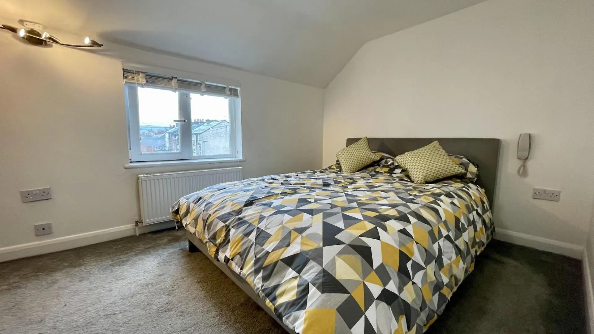 Impeccable 2-Bed Apartment In Scarborough